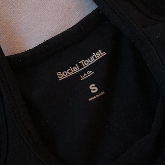 basic black crop tank - Picture 2 of 3